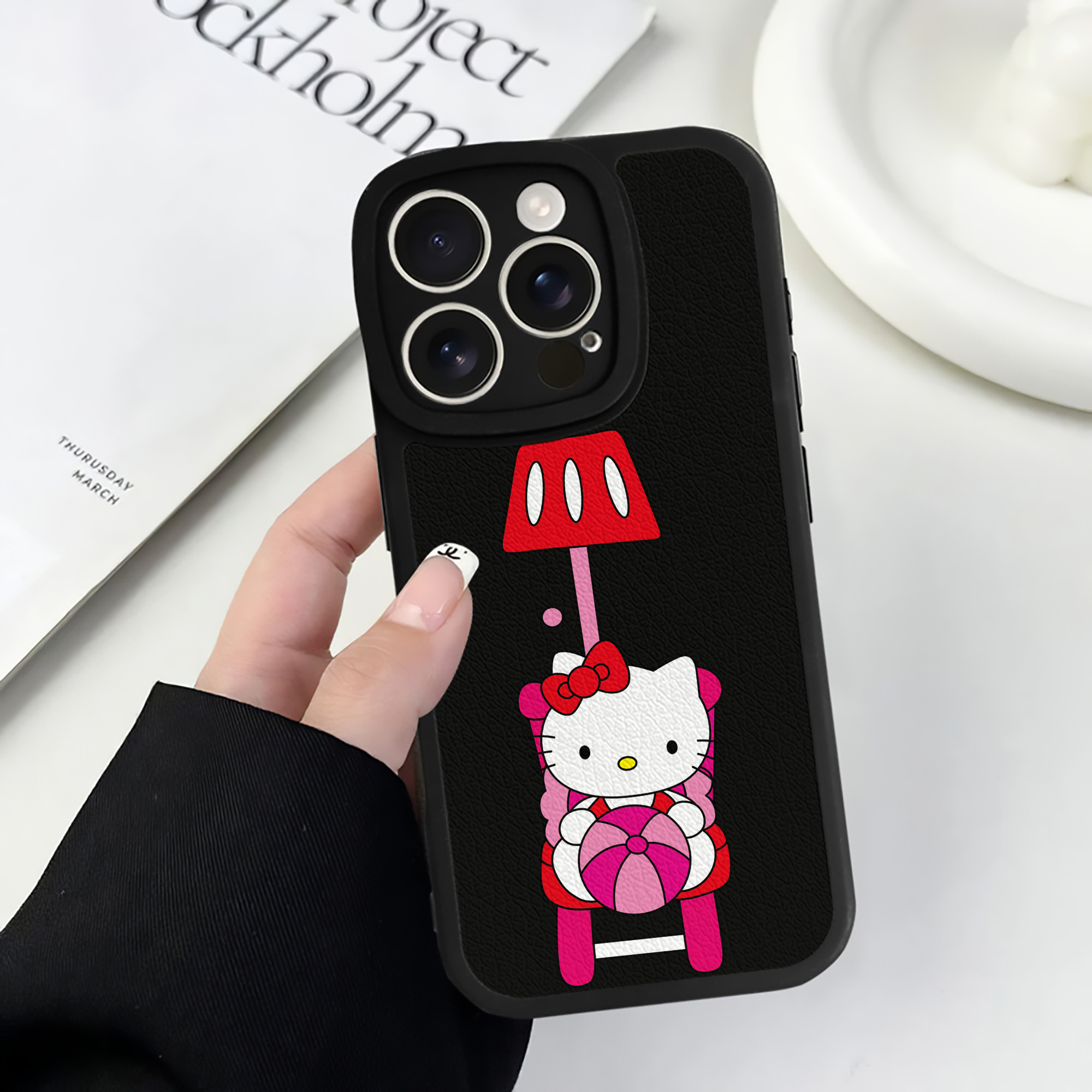 （画像用） Hello Kitty ハローキティ 【iPhone 16シリーズ対応】シリコンスマホケース（レザー調） 材質：シリコン